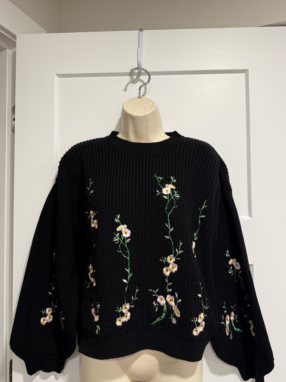 🌸 Topshop Embroidered Floral Black Knit Sweater — Size US 6